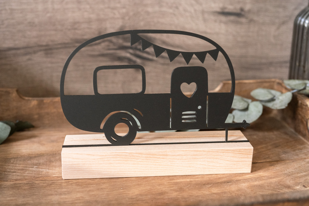 Personalisierbares Geldgeschenk mit Wohnwagen aus schwarzem Acryl und graviertem Eichenholzsockel